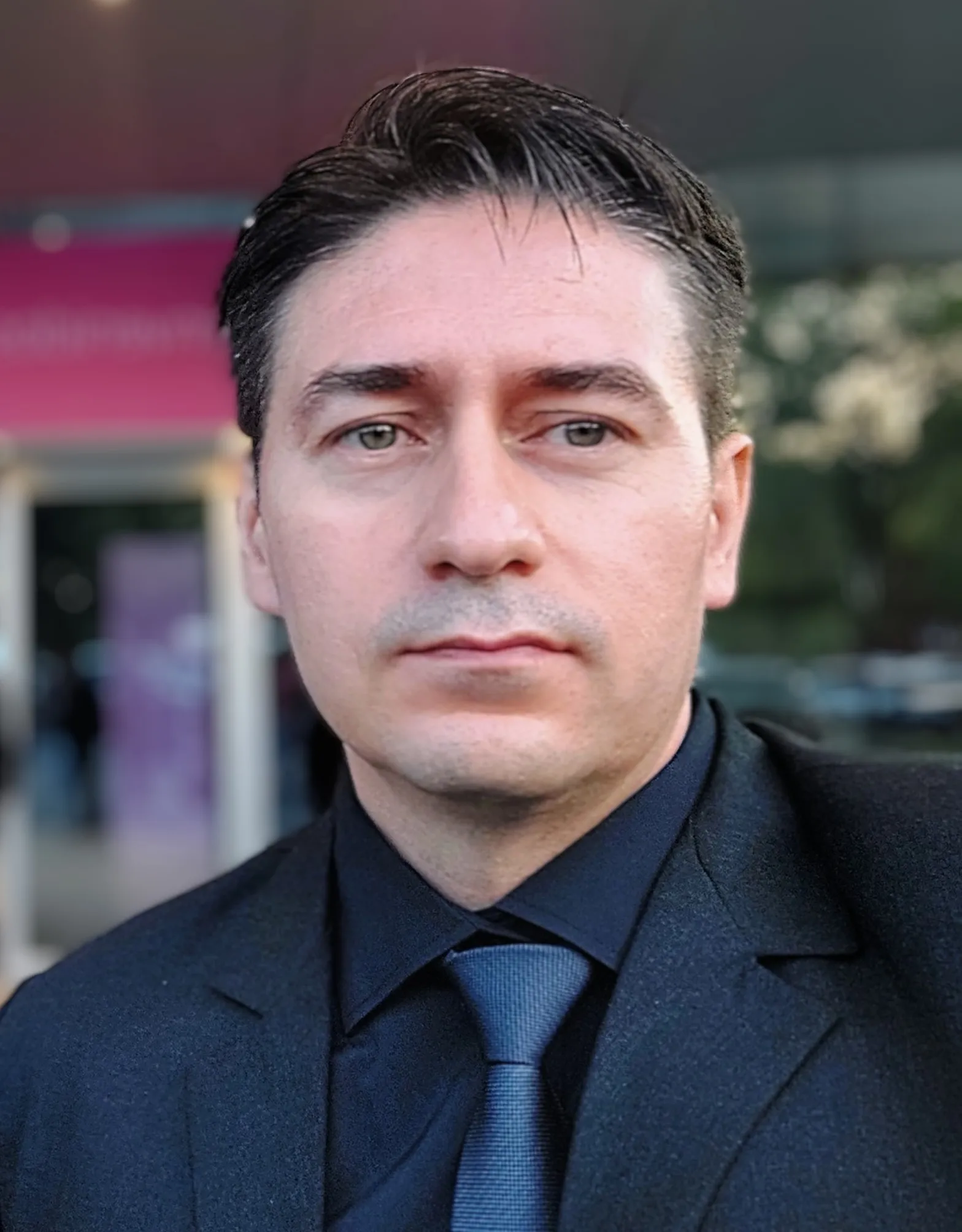 Dr. Alejandro Luna, cirujano plástico y reparador en consulta profesional